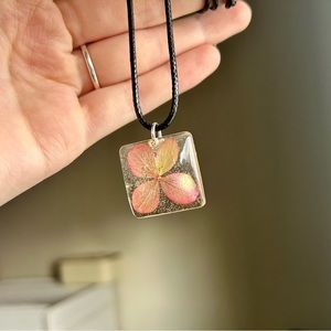 Floral resin pendant necklace